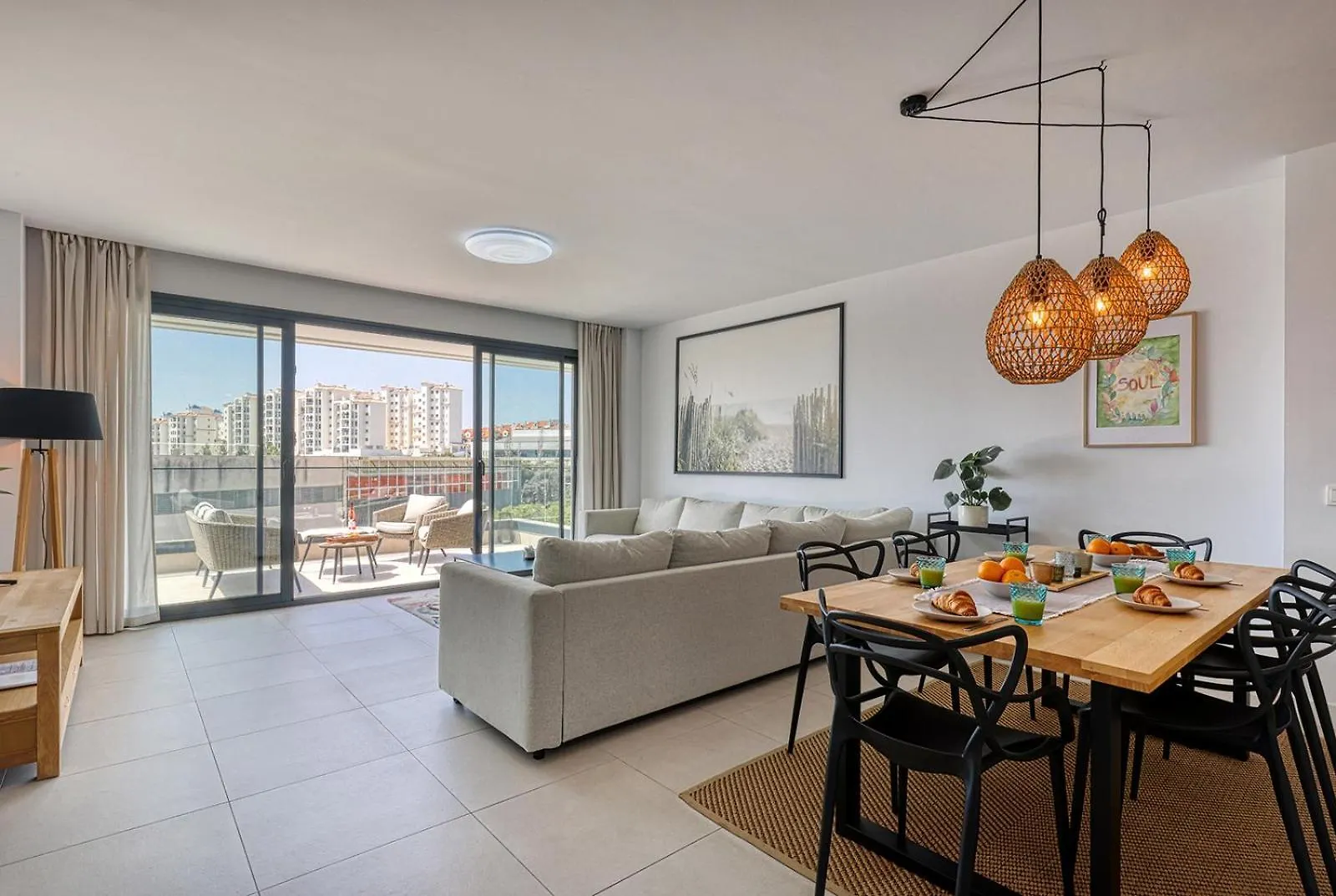 Estepona Place - Spacious Family City Apartment