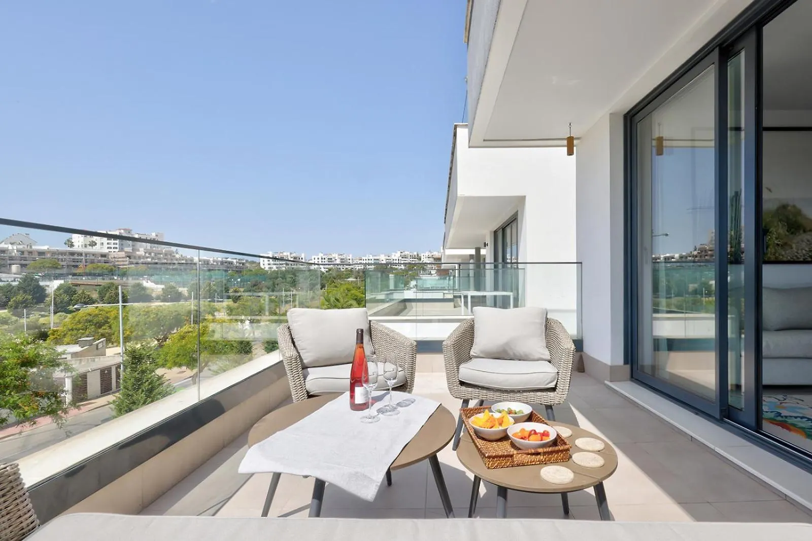 Estepona Place - Spacious Family City Apartment