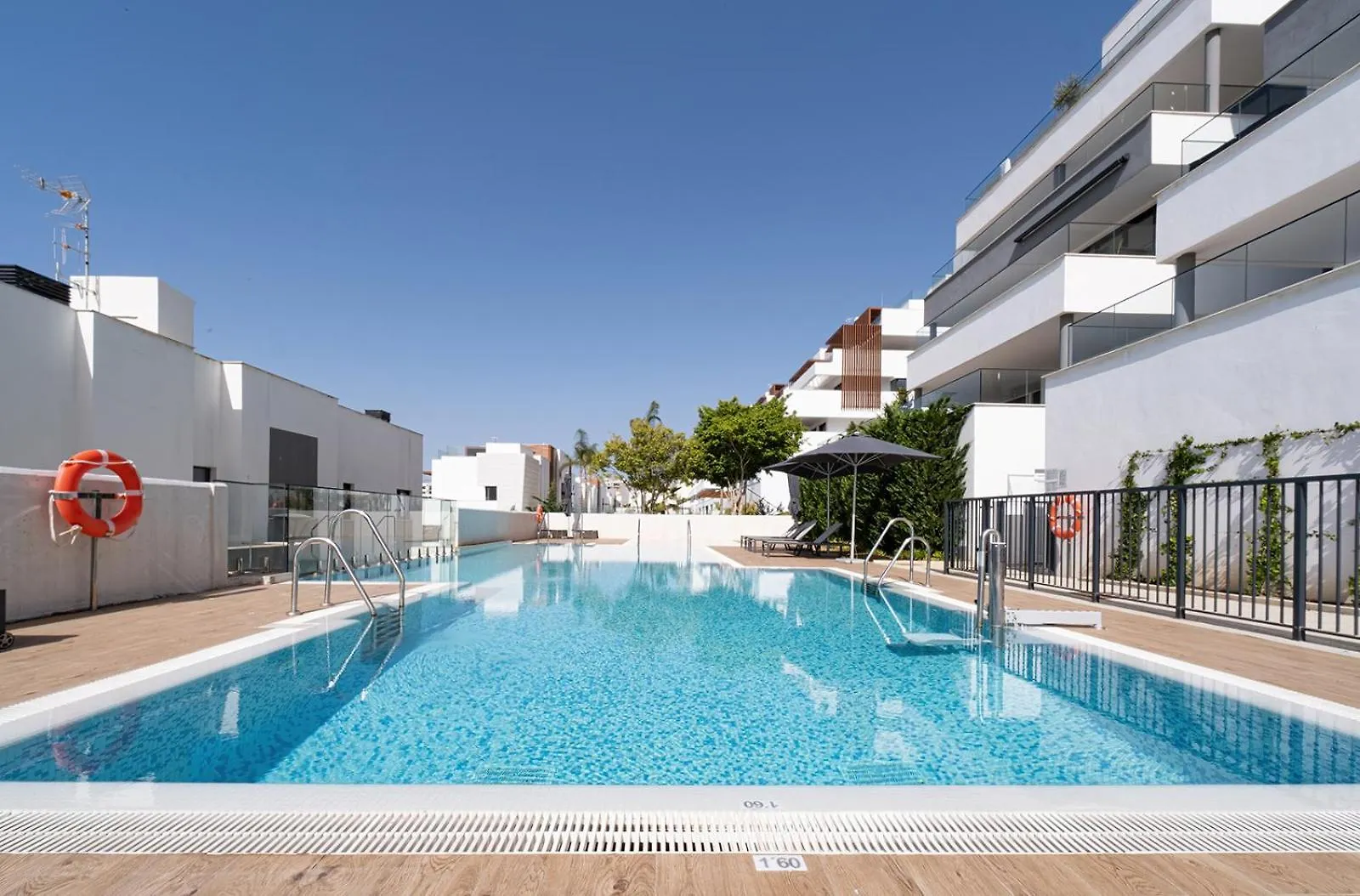 Estepona Place - Spacious Family City Apartment